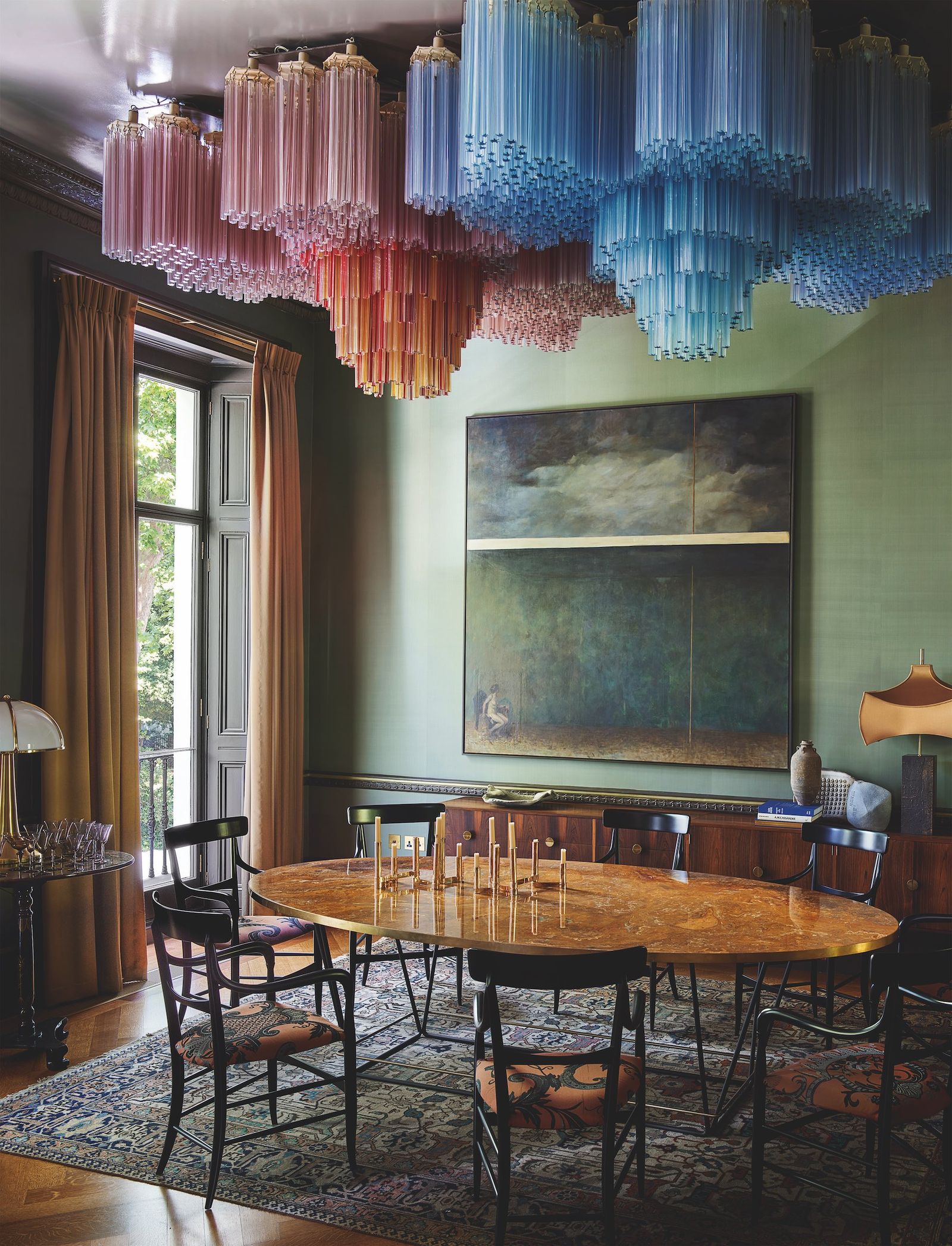 Comedor verde con lmpara monumental bicolor