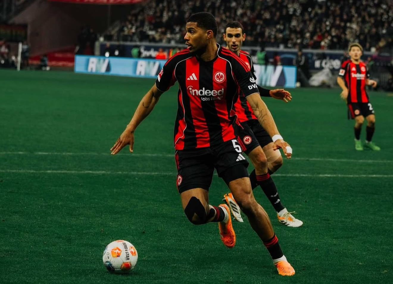 El Valencia contacta con el Eintrach por Aurèle Amenda