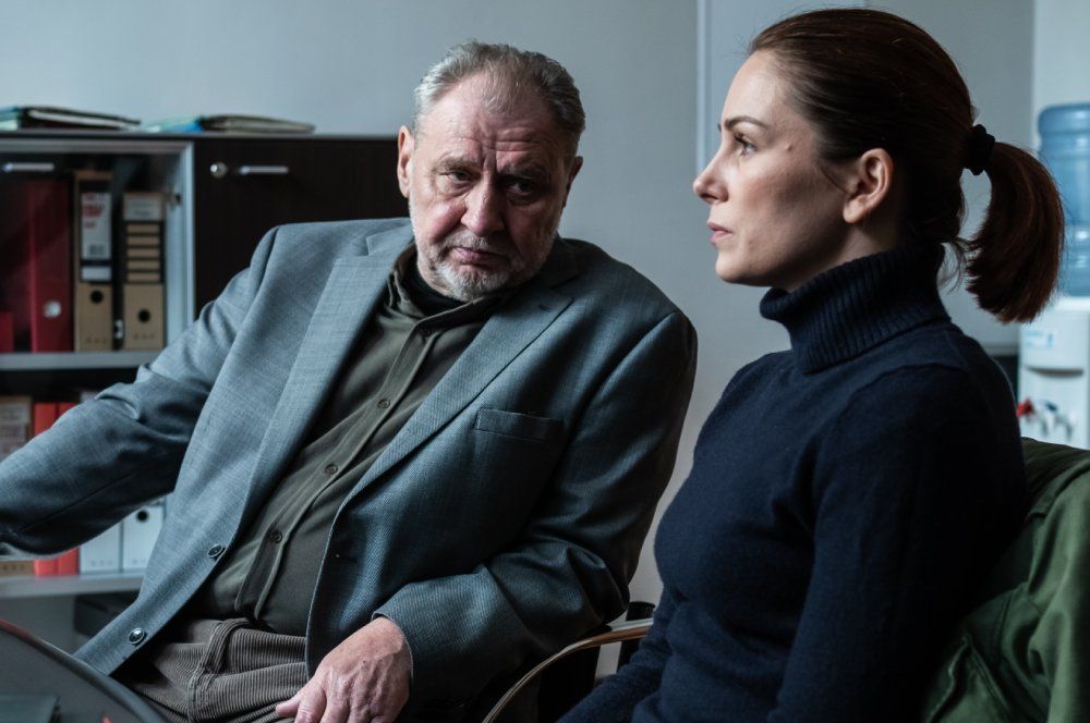 Escena de la serie El deshielo con sus personajes protagonistas