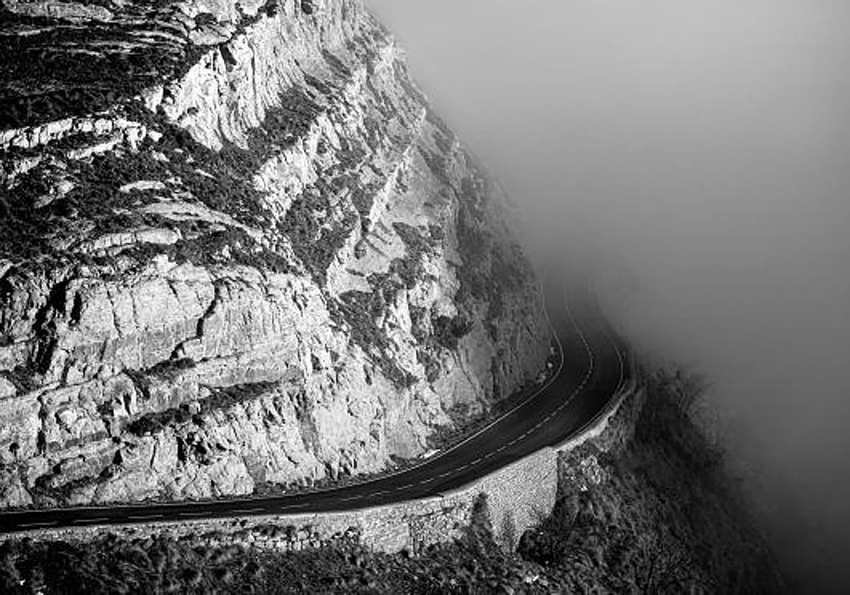Exposición 'Arde la niebla', una mirada fotográfica a la tragedia de la Orquesta Compostela en el Puerto de Orduña
