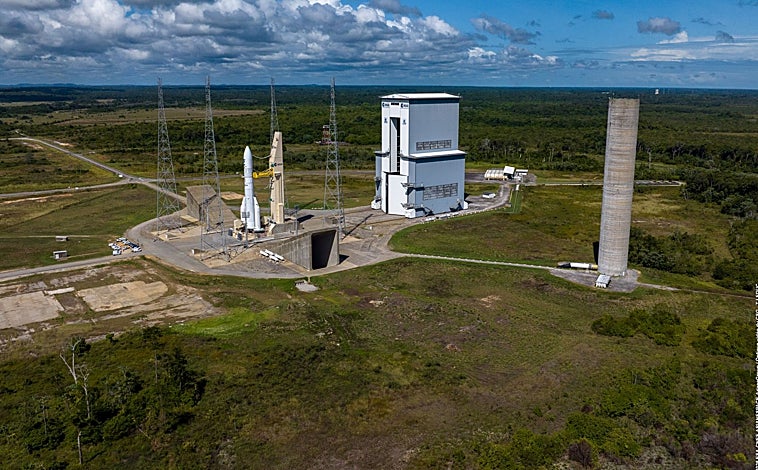 Imagen principal - En la foto principal, la plataforma de lanzamiento del Ariane 6 ya retirada, a unas horas del lanzamiento. Abajo a la izquierda, imágenes de jaguares en el CSG tomadas por las cámaras de control del recinto, que monitorizan la vida salvaje de los alrededores; a la derecha, la cofia del Ariane 6 en el que viajó el Sentinel-1D antes de ser ensamblando en el cohete