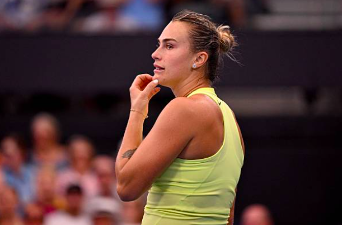 Aryna Sabalenka durante su partido con Muchova en Brisbane. Fuente: Getty