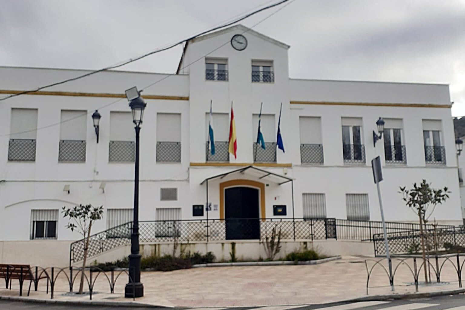 El Ayuntamiento de Lucena cederá instalaciones municipales para mantener el servicio de oficina bancaria en Jauja