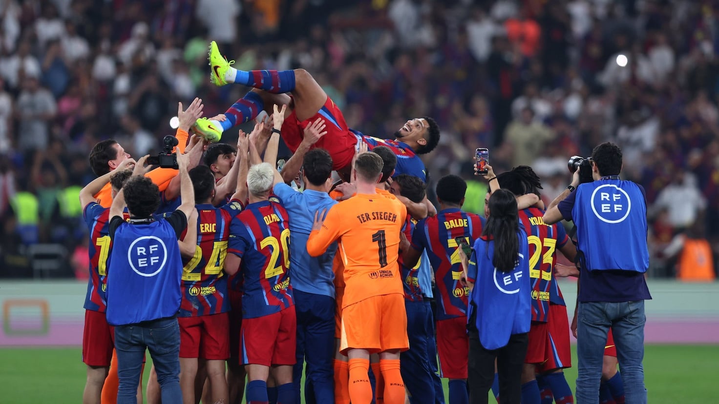 Araújo vuelve manteado y con el apoyo de Carvajal y Vinicius