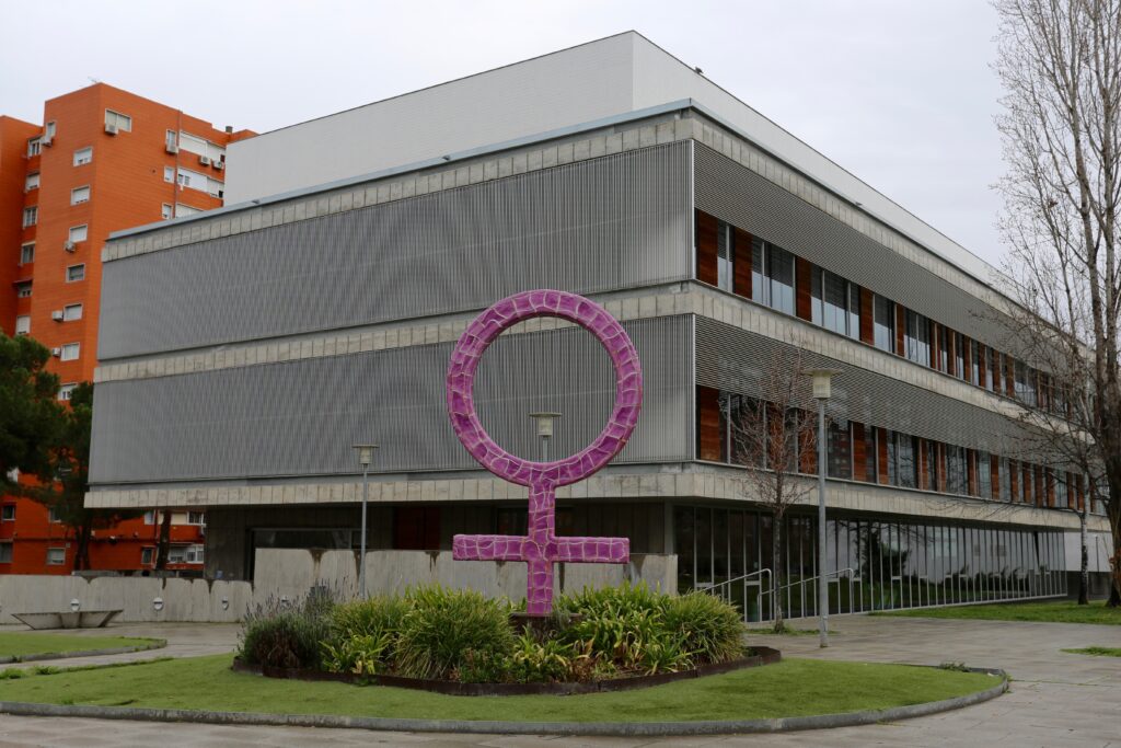 Las Bibliotecas Municipales de Coslada ponen en marcha un nuevo club de lectura dirigido a familias, con el objetivo de orientar a padres y madres en el uso del fondo infantil de la biblioteca como herramienta educativa y emocional.