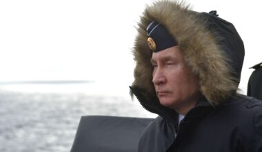 Vladimir Putin observa unos ejercicios de la flota rusa