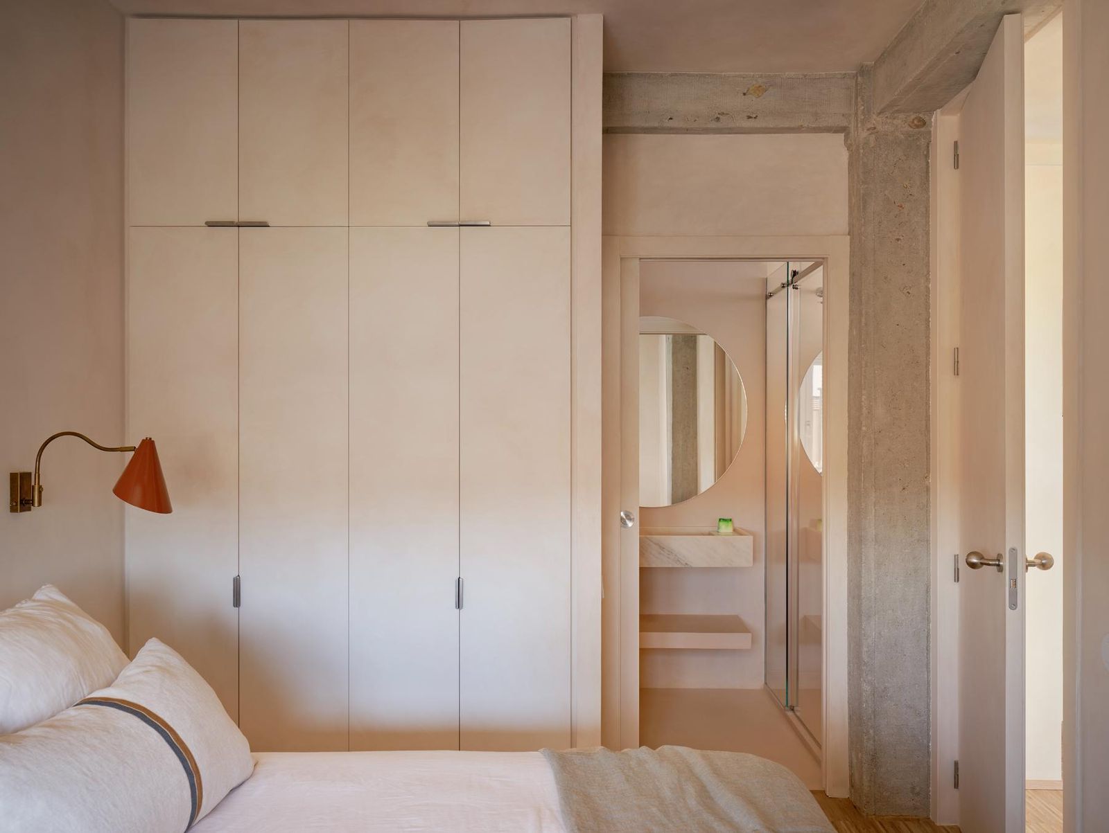 El dormitorio con su propio baño conecta con el salón.