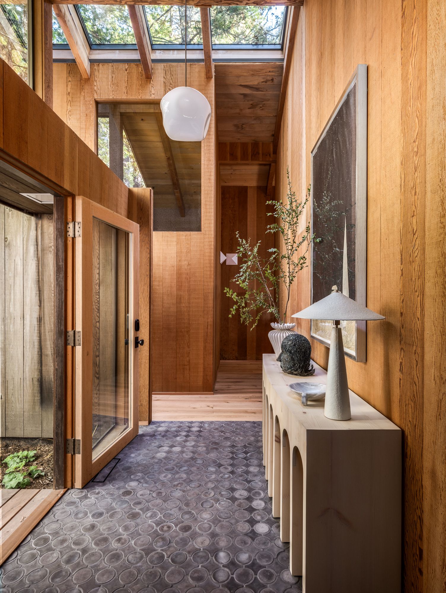 Pasillo de cabaña de madera con salida al exterior