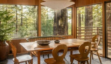 Esta cabaña de madera hace honor a la comunidad utópica donde se asienta: 4 propietarios, un pacto en un bar clandestino y el colorido mundo soñado por su diseñadora