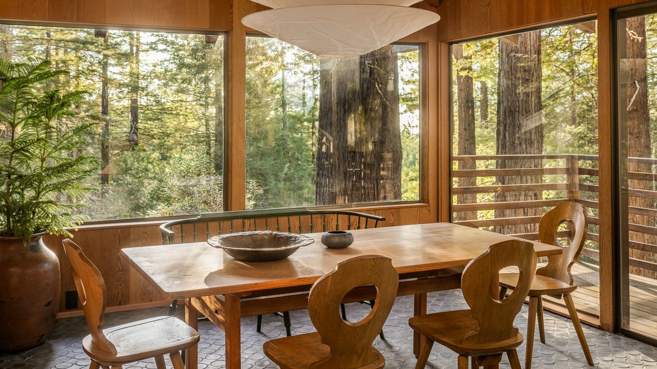 Esta cabaña de madera hace honor a la comunidad utópica donde se asienta: 4 propietarios, un pacto en un bar clandestino y el colorido mundo soñado por su diseñadora