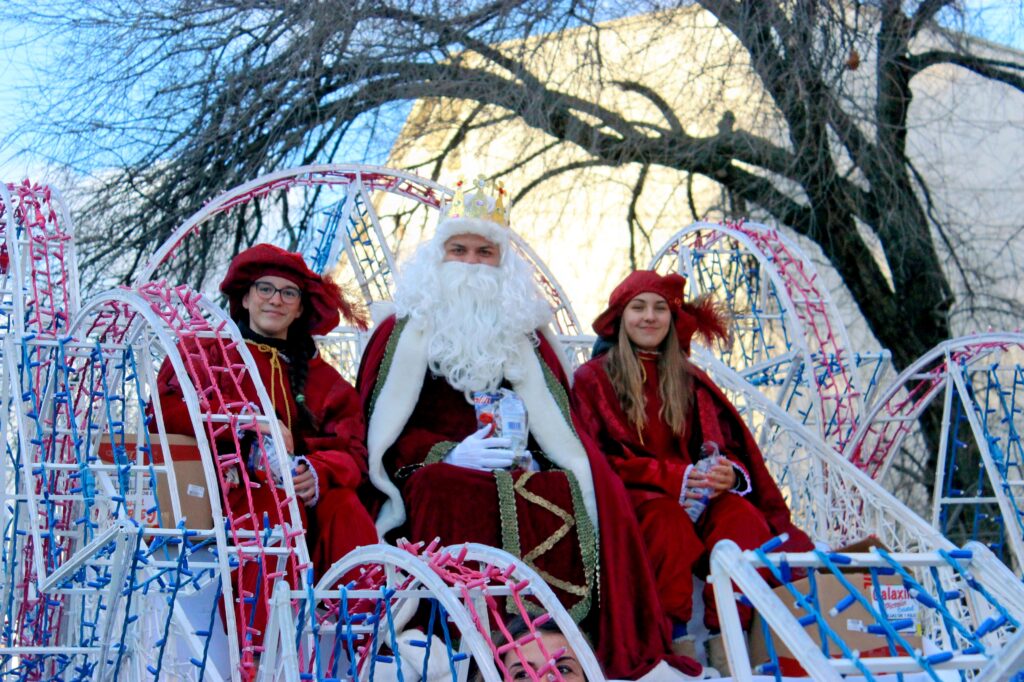 El Ayuntamiento de Coslada invita a toda la ciudadanía a disfrutar de la Cabalgata de Reyes 2026, una de las citas más esperadas del calendario navideño, que este año llega con una edición especialmente ambiciosa. La cabalgata estará compuesta por 13 carrozas y 6 pasacalles, una temática variada inspirada en personajes de películas infantiles y dibujos animados, la presencia de Sus Majestades los Reyes Magos de Oriente y la colaboración de 20 entidades locales de distintos ámbitos, lo que la convierte en lamás participativa celebrada hasta la fecha en el municipio.