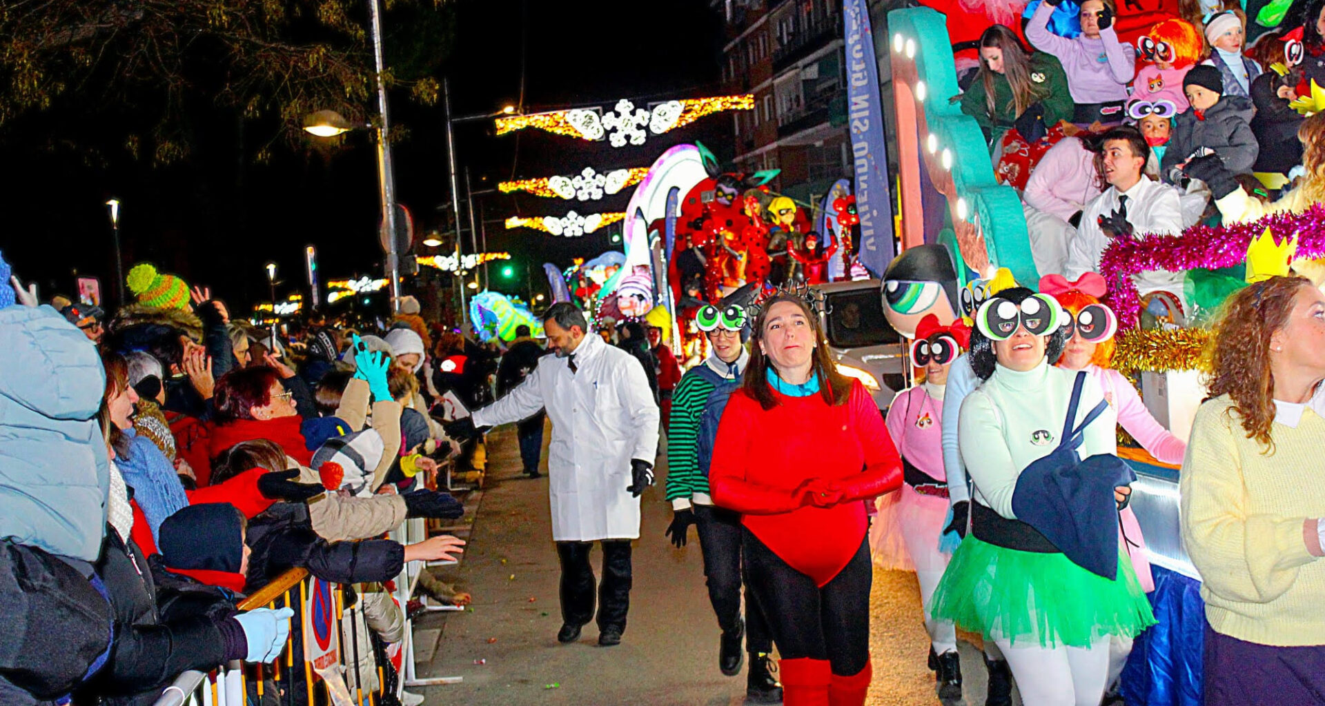 Miles de personas acompañan a los Reyes Magos en la Cabalgata más numerosa de la historia de Coslada