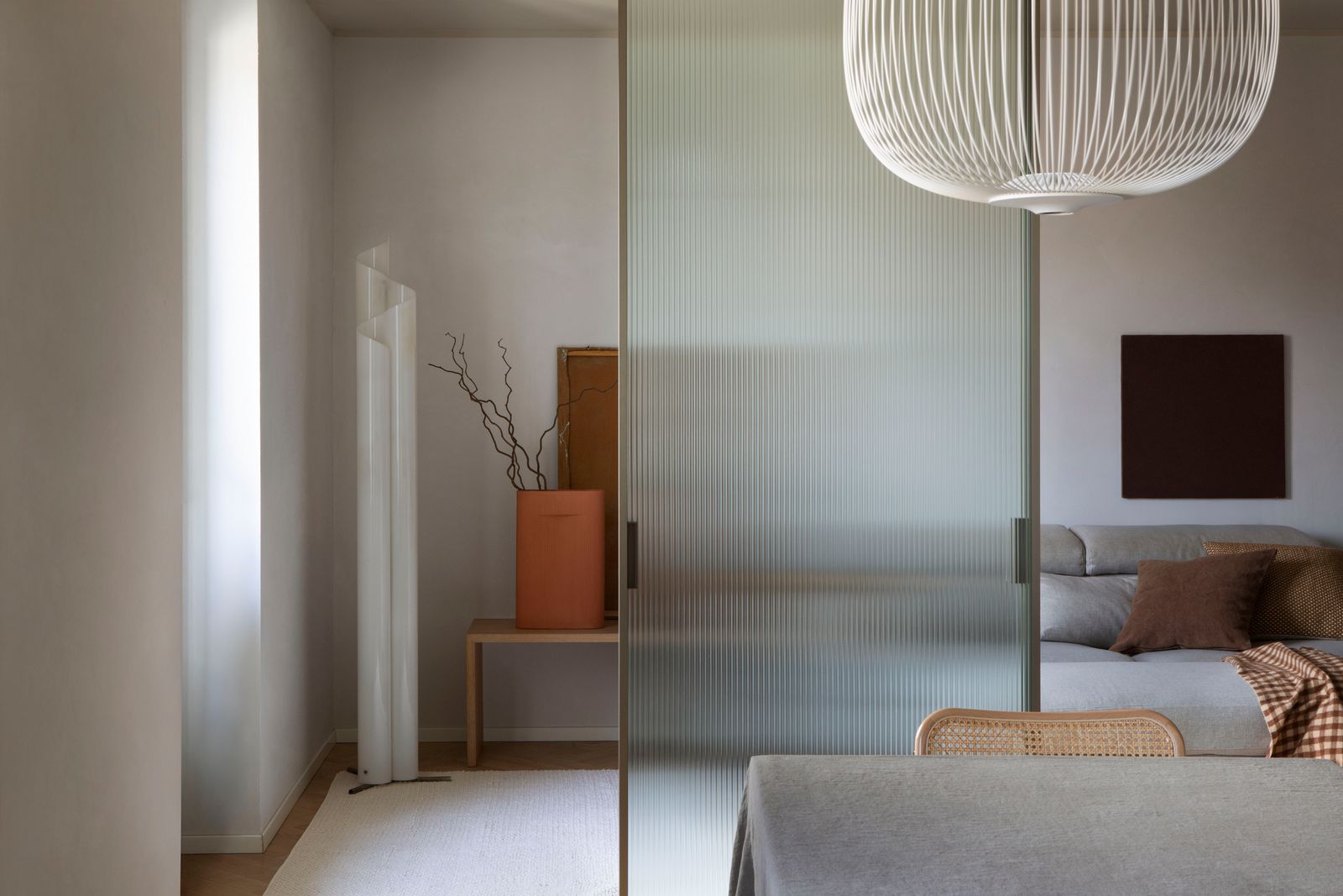 Appartamento Milano lampada tavolo sedia