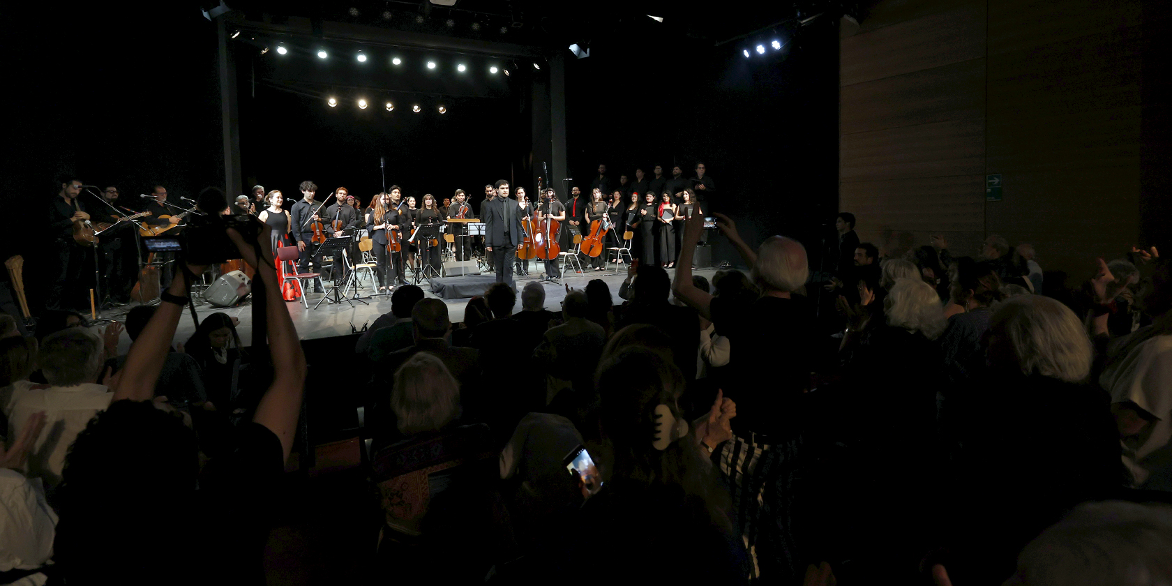 U. de Chile cantó a los Derechos Humanos para conmemorar los 50 años de la Vicaría de la Solidaridad