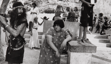 Detalle de ‘Hippies’, Ibiza. Fotografía tomada por Oriol Maspons en Ibiza en 1976, donada por el autor a la  Real Academia de Bellas Artes de San Fernando - © VEGAP