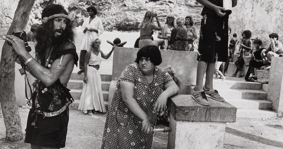 Detalle de ‘Hippies’, Ibiza. Fotografía tomada por Oriol Maspons en Ibiza en 1976, donada por el autor a la  Real Academia de Bellas Artes de San Fernando - © VEGAP