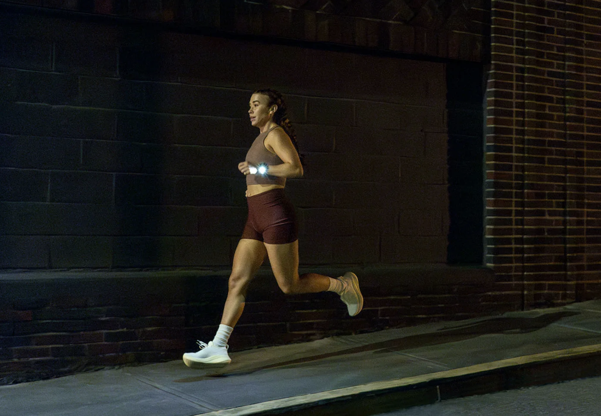 Captura de pantalla de la interfaz del Garmin Forerunner 970 mostrando el uso del modo estroboscópico de la linterna para correr