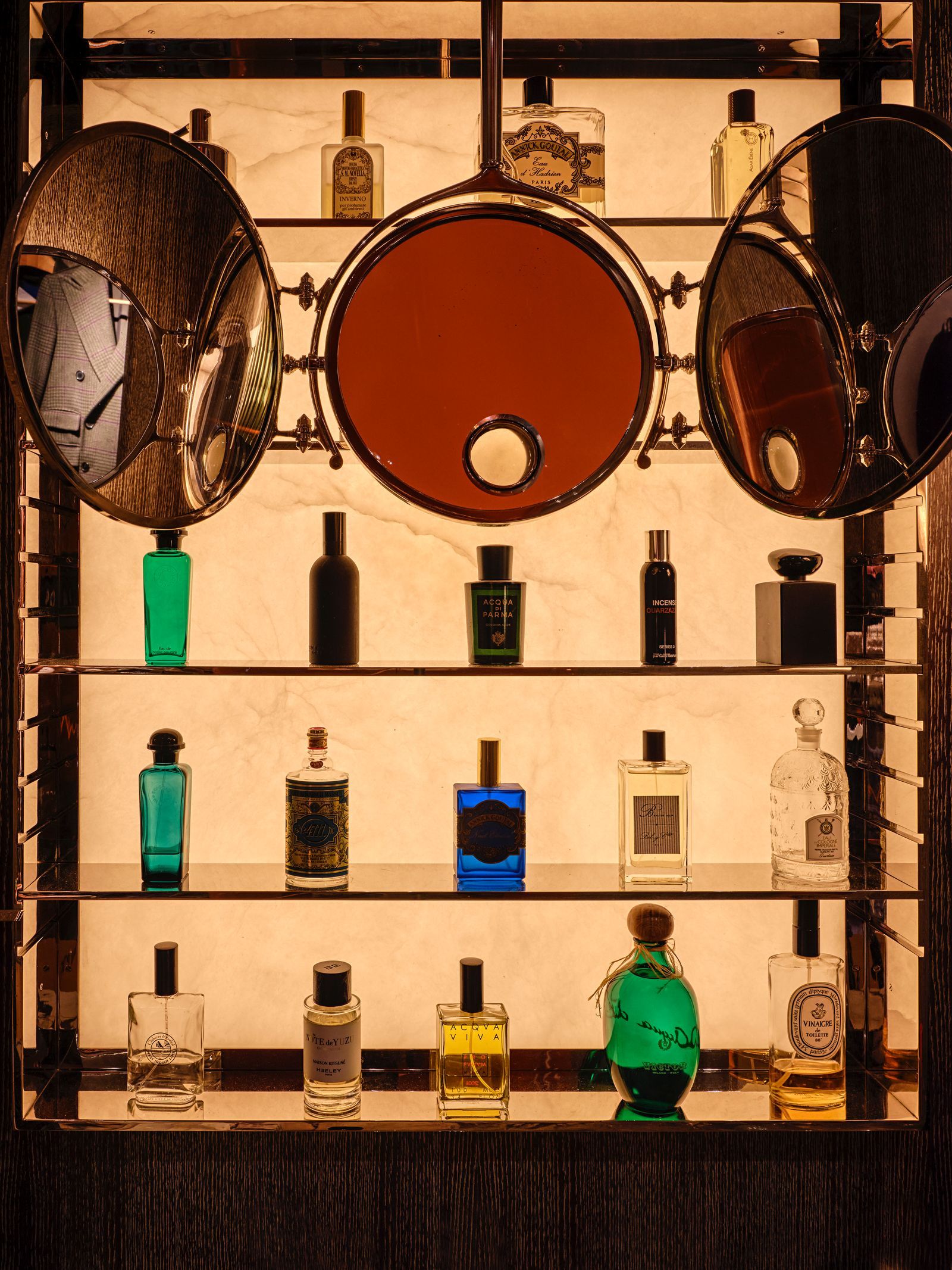 repisas con perfumes