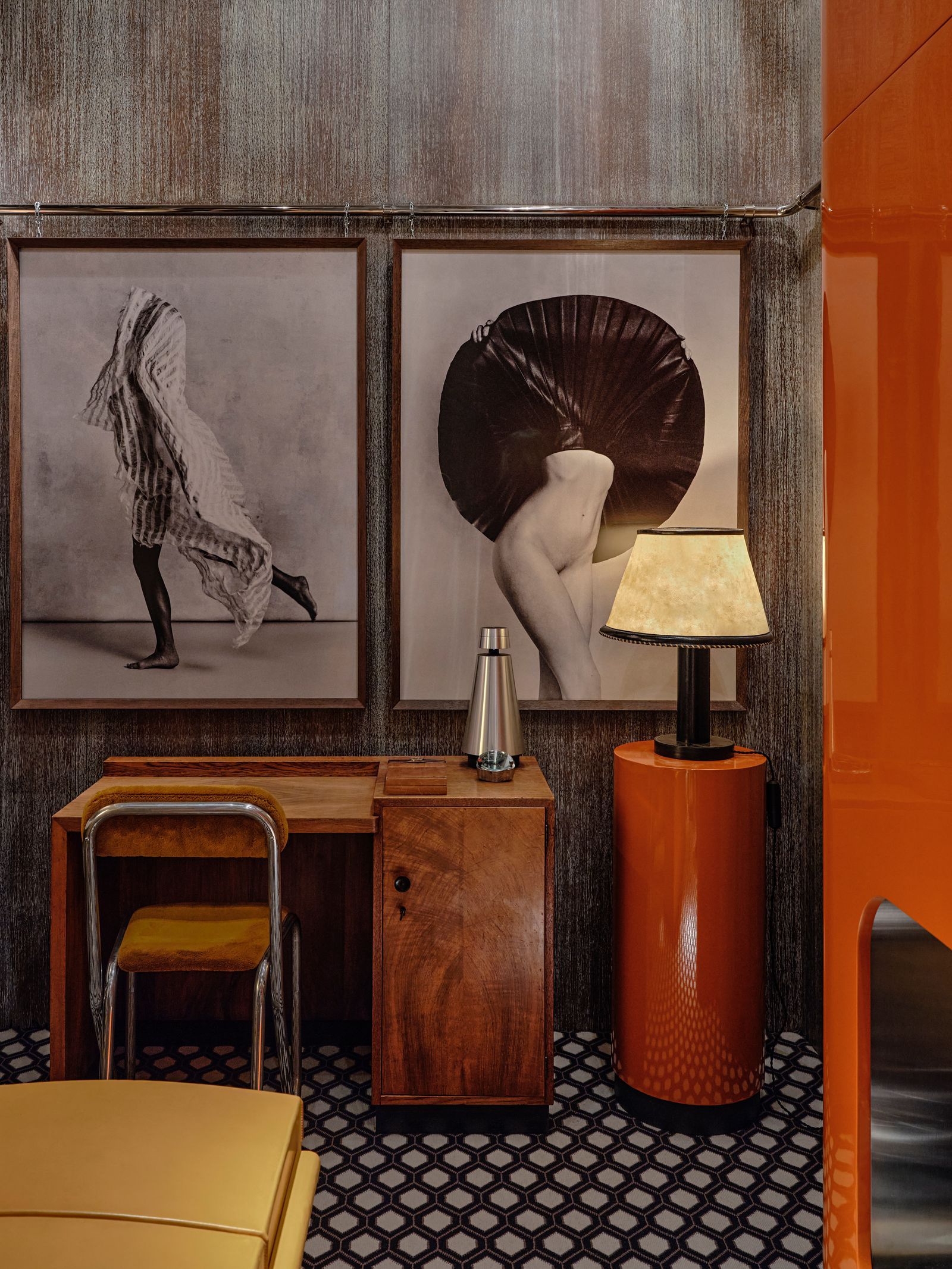 estancia con obras de arte