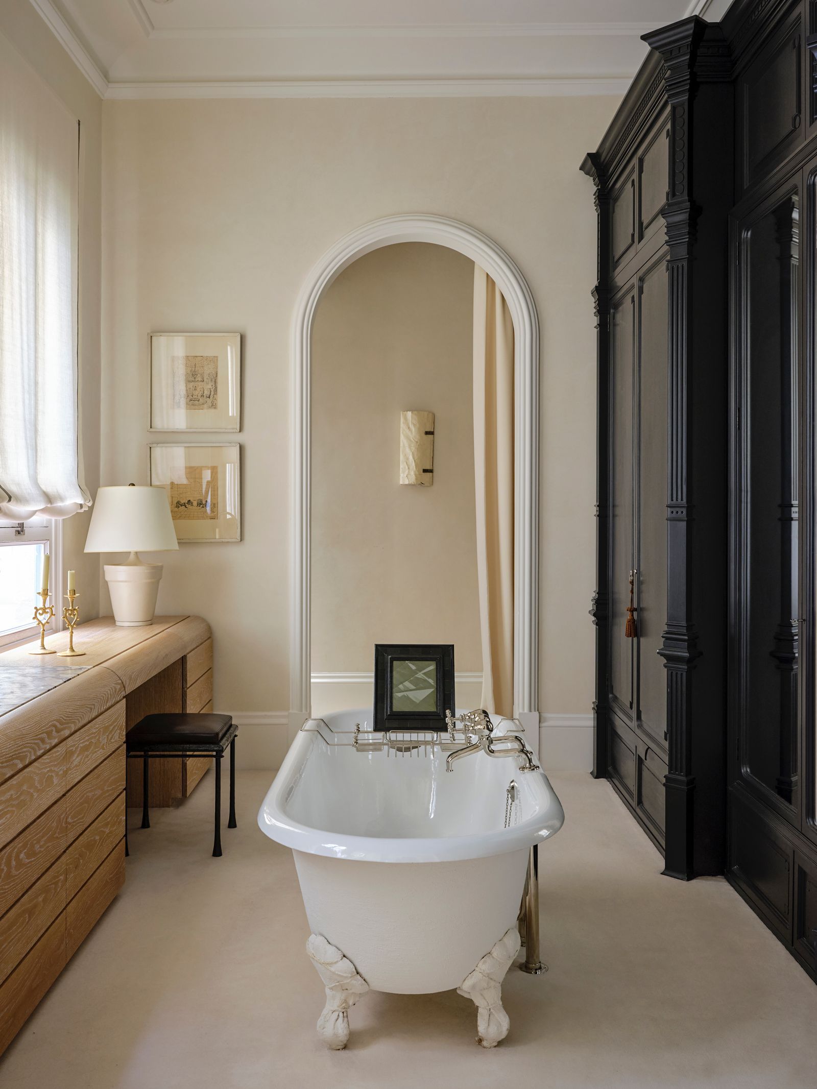 bañera en interior de dormitorio