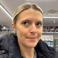 Emily, madre estadounidense en España: “Vamos a hacer la compra saludable. Después de tanto roscón toca comer verdura”