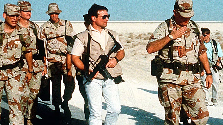 Un operador de la Fuerza Delta empuña un CAR-15 mientras servía en el destacamento de protección del general Norman Schwarzkopf durante la Guerra del Golfo Pérsico