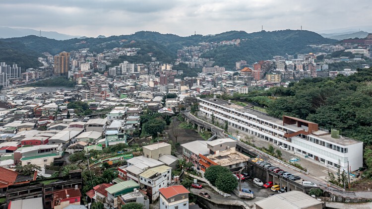 Escuela Primaria Taiping, Keelung / KHAA (Kuo+Huang and Associates) - Fotografía exterior, Urbano