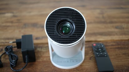 Proyector portátil en una mesa de madera.