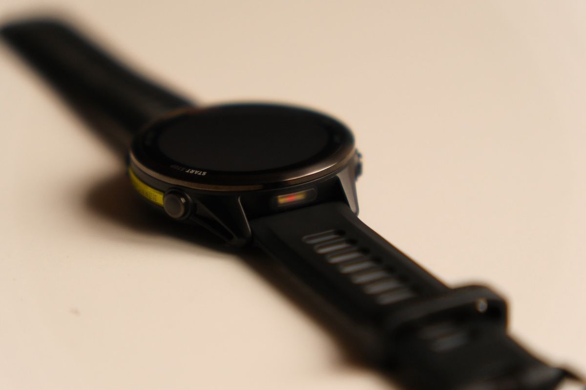 Primer plano del Garmin Forerunner 970 en una mesa, mostrando su diseño y la comodidad de la correa