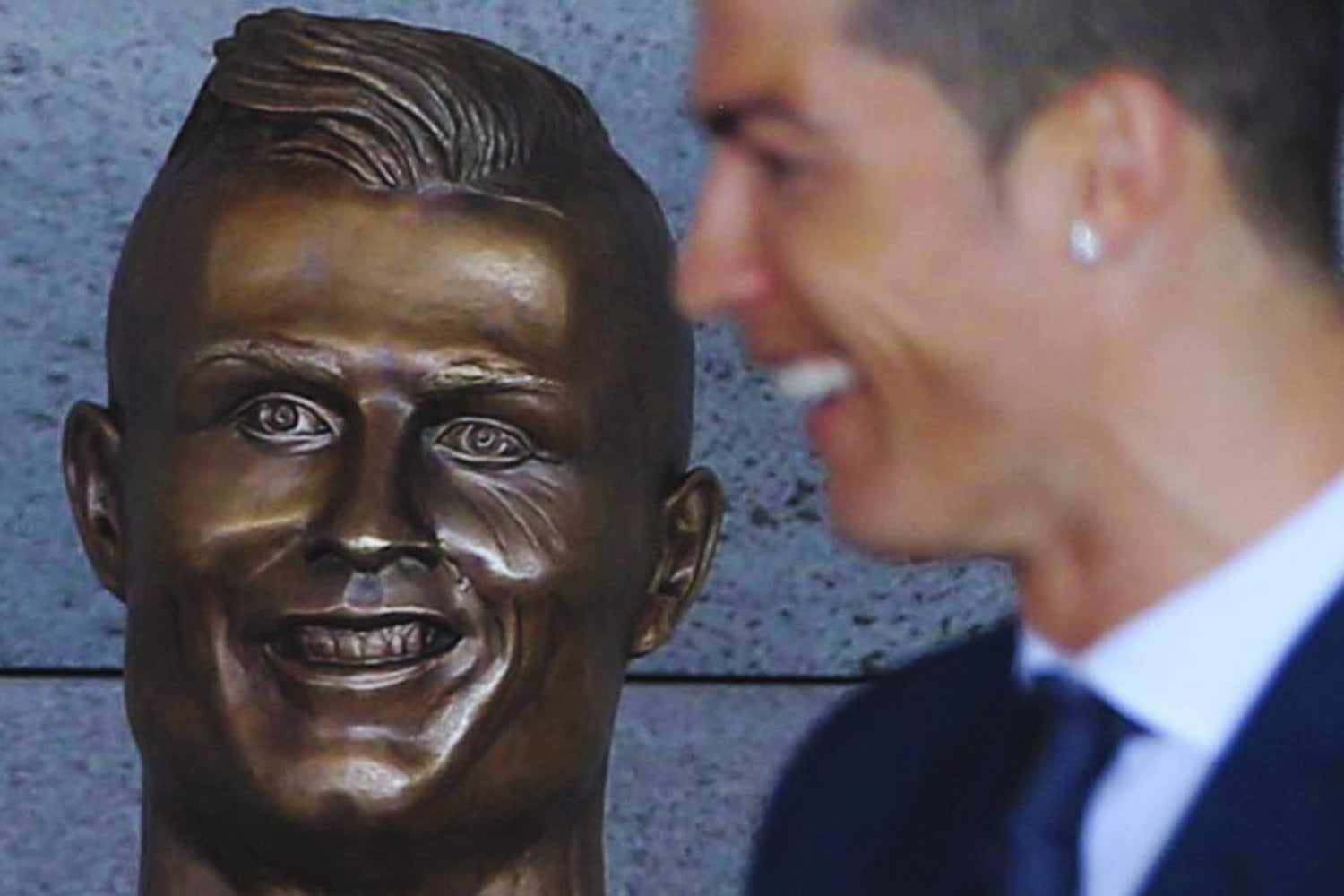 Construir estatuas de bronce a famosos es normal. Que todas nos parezcan rematadamente feas, también