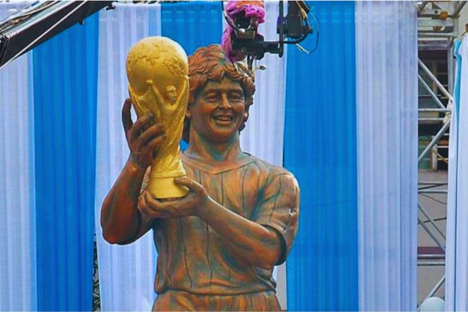 Construir estatuas de bronce a famosos es normal. Que todas nos parezcan rematadamente feas, también