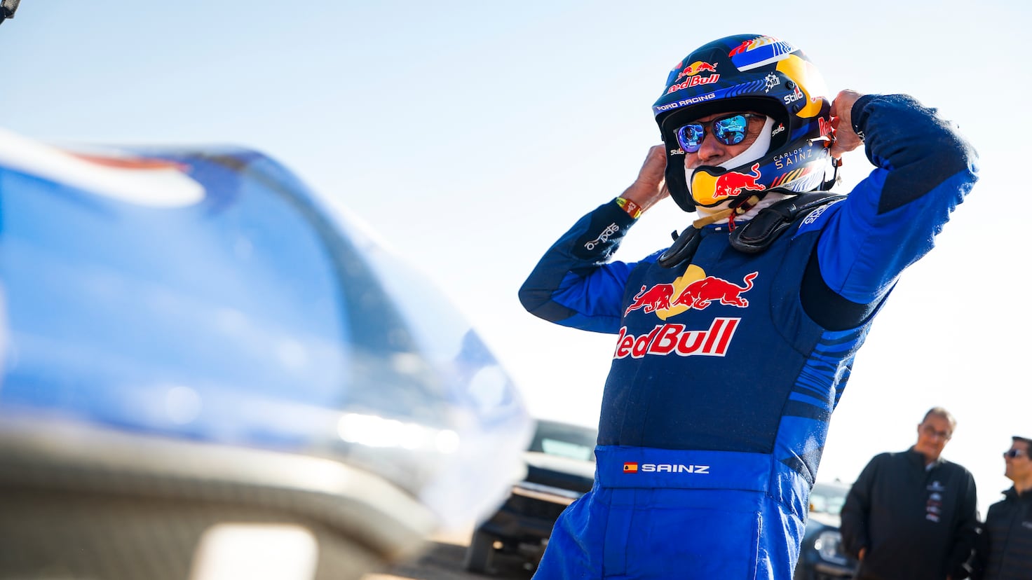 Sainz da un giro al Dakar: “No sé cómo lo hemos hecho”