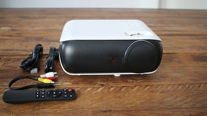 Proyector portátil en una mesa de madera.