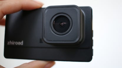 Dashcam sobre una mesa de madera