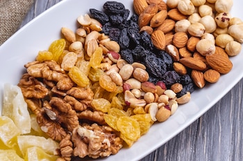 Frutos secos y semillas, como