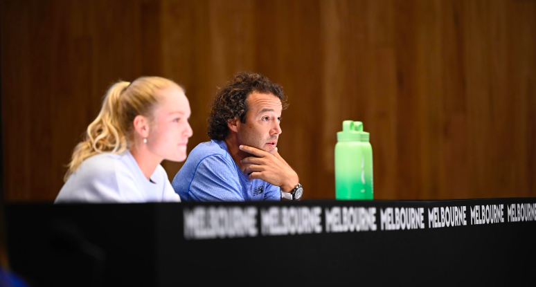 Carlos Cuadrado y Emerson Jones en una rueda de prensa. Fuente: Punto de Break