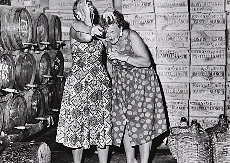 Imagen secundaria 1 - en las imágenes, 'Toreo de salón'; 'Turistas inglesas en la Costa Brava' y 'La Mancha (globalización', de la muestra en la RABASF