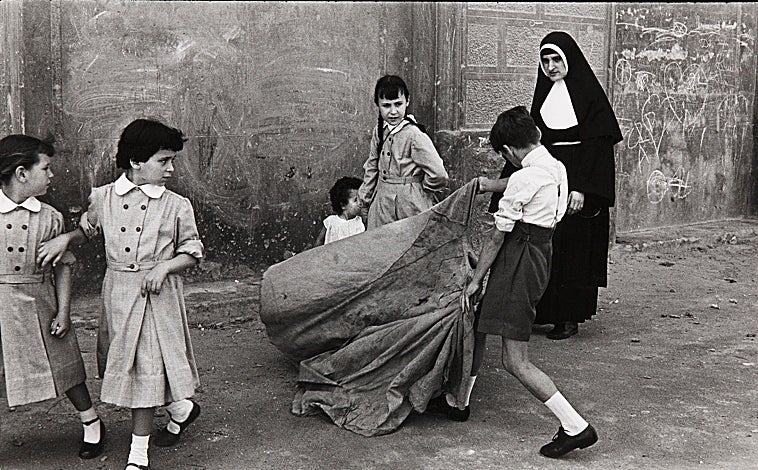 Imagen principal - en las imágenes, 'Toreo de salón'; 'Turistas inglesas en la Costa Brava' y 'La Mancha (globalización', de la muestra en la RABASF