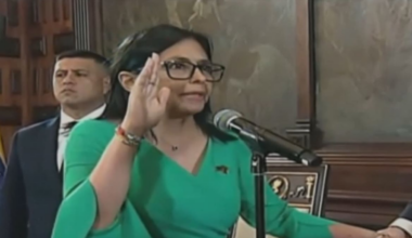 Delcy Rodríguez jura el cargo.