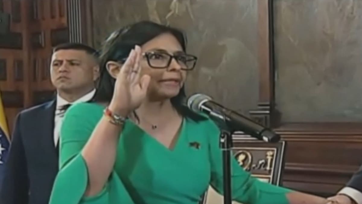 Delcy Rodríguez jura el cargo.