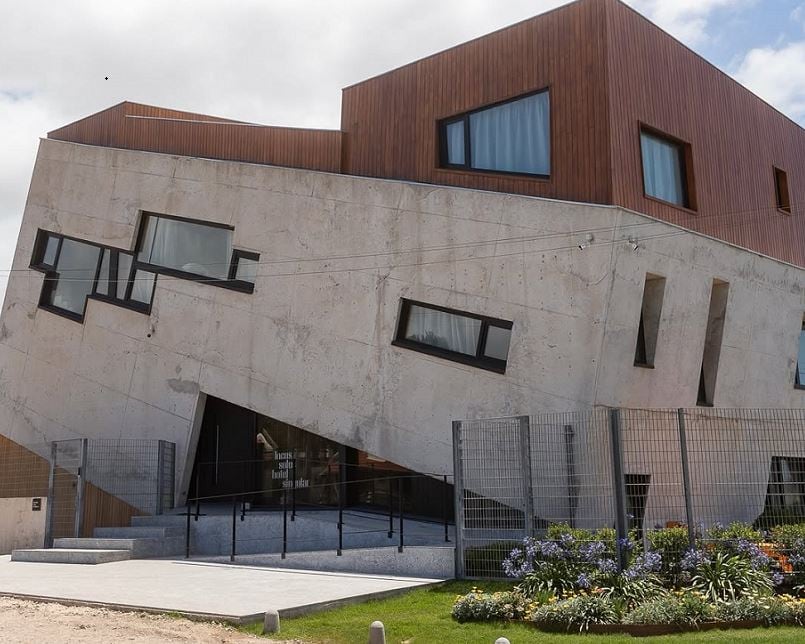 Pareja convierte una extraña casa que se la tragaba la tierra en un hotel de lujo frente al mar | Sociedad | La Revista