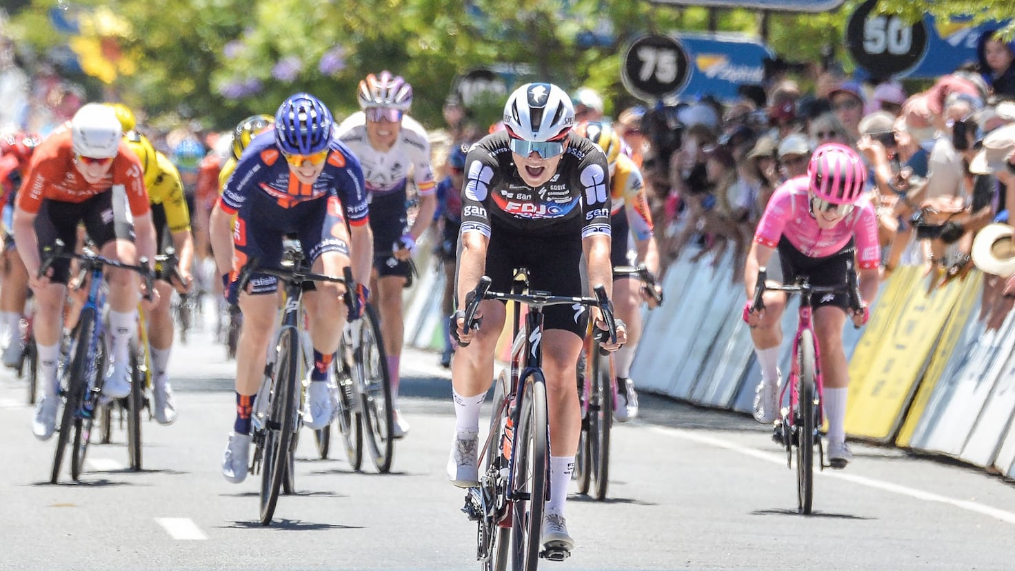 Wollaston impone su velocidad y viste el primer maillot de líder