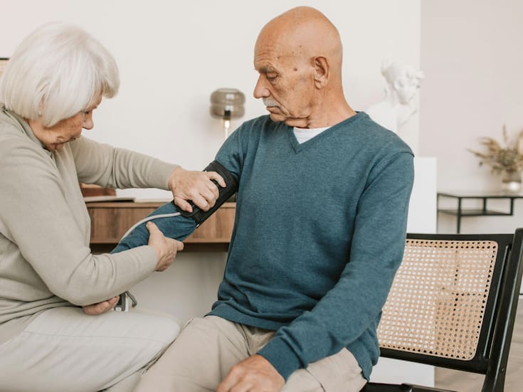 Controlar la presión arterial puede reducir el riesgo de demencia, incluso con predisposición genética