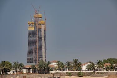 La torre no es solo un monumento; es un complejo de uso mixto. Albergará un hotel Four Seasons, oficinas, apartamentos de lujo y centros comerciales repartidos en sus más de 160 pisos habitables.