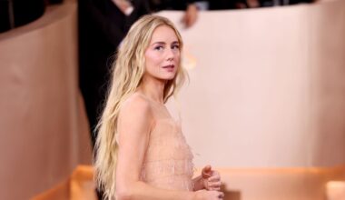 Justine Lupe, la invitada que fue a los Globos de Oro sin peinar (y ya ha sido la mejor peinada)