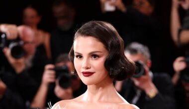 Selena Gómez y el Chanel bicolor que es el uniforme oficial de las mujeres más elegantes