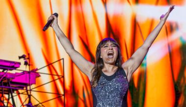 La emoción de Eva Amaral al subir por sorpresa al escenario del Movistar Arena durante el concierto de Valeria Castro | Hype