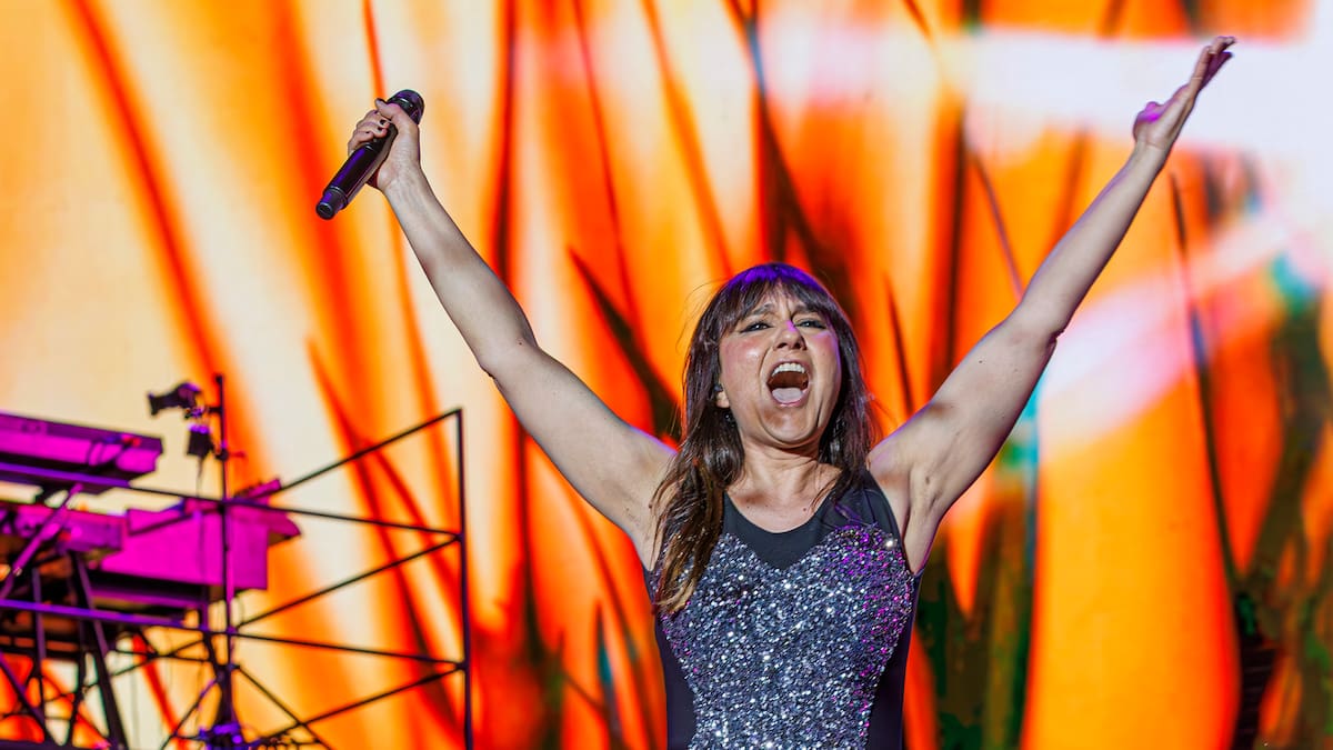 La emoción de Eva Amaral al subir por sorpresa al escenario del Movistar Arena durante el concierto de Valeria Castro | Hype