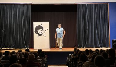 Tarde de humor en la Casa de la Cultura con el actor gallego Pepo Suevos y su espectáculo “Á Caída”