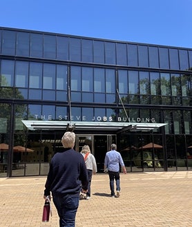 Imagen secundaria 2 - Madeline Sharafian y Domee Shi, directoras de 'Elio', junto a actores de doblaje. Izquierda, entrada a los estudios de Pixar. Derecha, entrada al edificio Steve Jobs